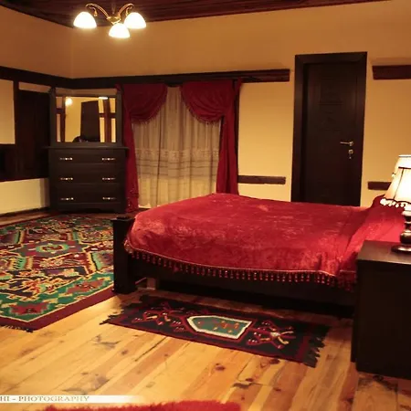 Bujtina Leon בית הארחה 3*