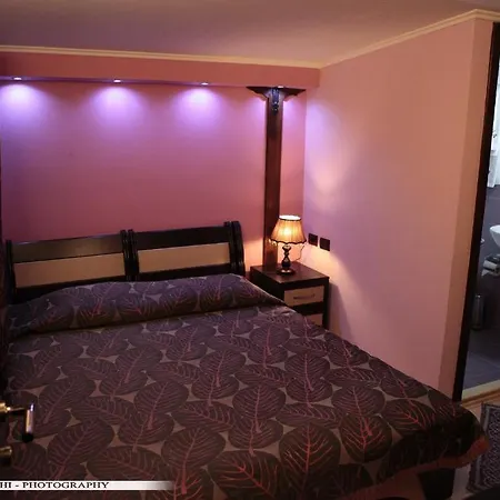 Bujtina Leon קורצ'ה