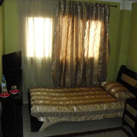 Bujtina Leon בית הארחה 3*