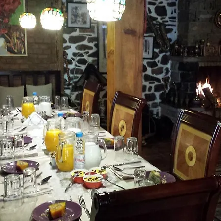 Bujtina Leon 3*